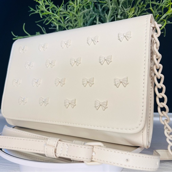 Betsey Johnson Cream Bow Studded Crossbody Bag Gold Chain NWT - Picture 4 of 6